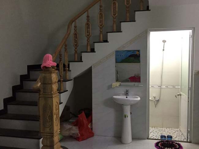 Tận dụng gầm cầu thang làm nhà vệ sinh